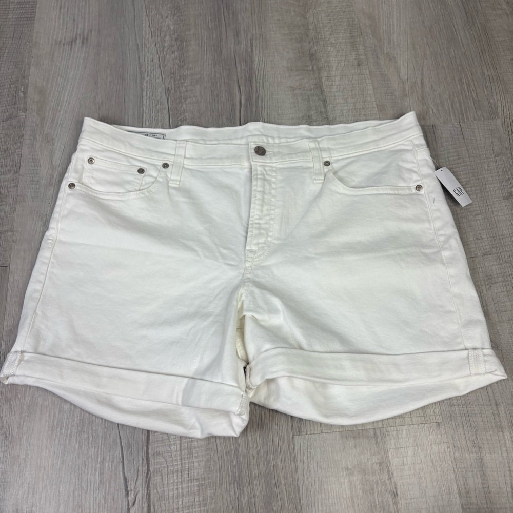 NWT Gap White 5” Girlfriend Short Mid Rise Size 33/16